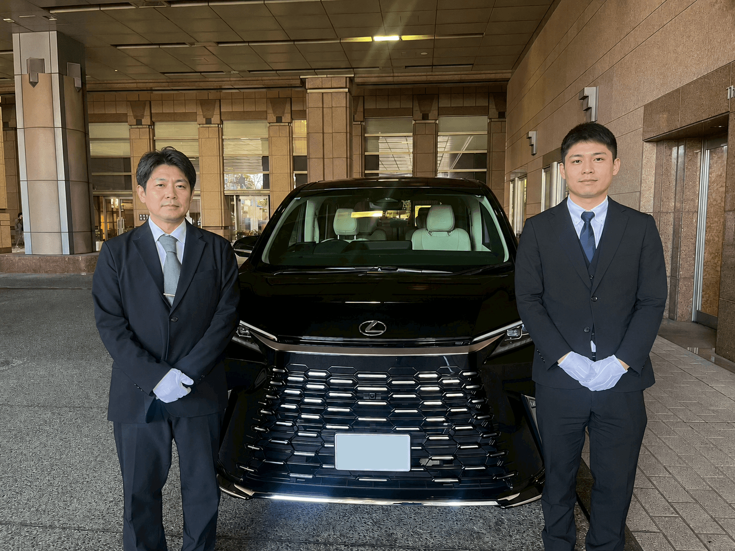 二名体制で対応するドライバーと送迎車両